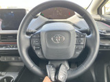停車中に映像やテレビを視聴でき、休憩時間の過ごし方にも便利です。画面が大きく、映像の内容を確認しやすい位置に備わっています。