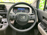手元に各種スイッチを備え、運転姿勢を保ちながら必要な操作を行いやすいレイアウトです。メーターとの位置関係も自然で、前方に視線を向けつつ手元の情報を確認しやすいのも便利です。