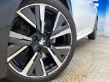 ●純正17インチアルミホイール:輸入車ならではの卓越した走りを支えるホイールと足回りです!日本車の走りに慣れている方にもぜひ体感して頂きたいほど、高いレベルでまとまっています!