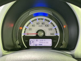 速度計に加え、シフト位置や走行距離などを表示する画面を備え、運転に必要な情報をまとめて確認できます。発光する目盛りと表示で、走行中も視線を向けやすい配置です。