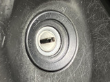 キーを差し込んで操作するタイプの始動部を備え、運転席で位置を確認しやすい設計です。エンジン始動時に使う場所が明確で、毎日の乗り降りでも自然に扱っていただけます。