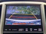 画面には後方の映像とガイド線が表示され、駐車時に周囲との距離感をつかむ目安になります。切り返しや車庫入れの際、後方を確認しながら操作したい場面で活用できる便利な装備です。