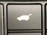 【ハンズフリーパワーバックドア】リアバンパー下部に足先を出し入れするだけでバックドアが自動で開閉♪両手が荷物でふさがっている時でもラクラク開閉操作が行えます!
