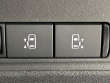 【両側パワースライドドア】スマートキーや運転席のスイッチで後席両側スライドドアの開閉が可能♪電動だから力を入れてドアを開ける必要が無く、小さなお子様でも簡単に開け閉めでき快適です♪