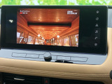 テレビ映像を表示できる画面を備えており、停車中の休憩時間にも番組を楽しめます。画面上のメニューから操作できるため、目的の画面を選びやすく、待ち時間を過ごす際にも活用いただけます。