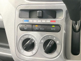 寒い冬も暑い夏も全席に快適な空調を届けてくれる、ダイヤル式エアコンを装備♪
