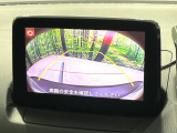 【バックカメラ】駐車時に後方がリアルタイム映像で確認できます。大型商業施設や立体駐車場での駐車時や、夜間のバック時に大活躍!運転スキルに関わらず、今や必須となった装備のひとつです!