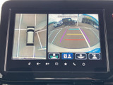 車両周囲を複数の角度から画面で確認でき、駐車時や狭い場所での取り回しをサポートします。ガイド線も表示されるため、周囲の状況を見ながら慎重に操作できます。