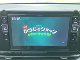 映画のタイトル画面が表示され、停車中に映像を視聴できます。画面を通じて作品を楽しめるので、休憩時間の過ごし方にも活用でき、車内で過ごす時間の楽しみが広がります。