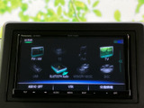 FM・AMやUSB、Bluetooth Audioなど、複数の音源が画面に表示されています。使いたい項目を選びやすく、その日の気分に合わせた音楽再生を手軽に楽しめます。