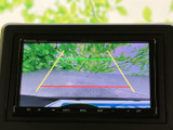 後方の映像にガイドラインが表示され、駐車時に車両と周囲との距離感を確認する目安になります。画面で後方を見ながら、車庫入れや縦列駐車を落ち着いて行えます。