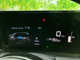 速度やシフト位置、燃料残量などの情報をメーター画面で確認できます。エネルギーモニターの表示も備わり、走行に必要な情報をまとめて把握しやすい実用的な表示です。