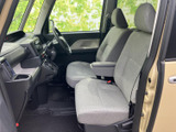 前席は視界が広く、運転席まわりも見渡しやすい配置です。明るい色調のシートと足元の空間がすっきりまとまり、毎日の移動を落ち着いて過ごせる室内です。