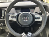 手元に複数のスイッチを備え、運転姿勢を保ちながら各種機能を操作しやすい仕様です。握りやすい形状で、毎日の運転時にも自然に手になじみます。