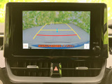 後方の映像と目安線を画面で確認でき、駐車時の周囲確認をサポートします。目視で周囲を確かめながら活用できるため、駐車操作に不安がある方にも心強い装備です。