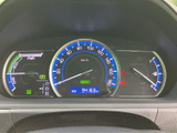 速度や燃料残量など、運転に必要な情報が視線の先にまとまって表示されます。目盛りや表示の区分が分かりやすく、走行前の確認から日々の運転まで役立つメーターです。