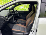 ブラウンとグレーを組み合わせた前席が、車内を落ち着いた印象にまとめています。着座位置から前方を見渡しやすく、シートに座ったまま周囲の様子も確認しやすい空間です。乗り降りもスムーズに行えます。