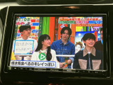 テレビ番組を画面に表示でき、停車中の待ち時間などに映像を視聴できます。画面が大きく内容を確認しやすいので、休憩時にも車内で過ごす時間を楽しめる装備です。