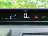 速度や燃料残量などの情報が表示され、運転中も必要な状況をひと目で確認しやすい配置です。表示がまとまっているため、走行前の確認や日々の運転を支えてくれます。