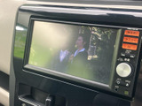 テレビ映像を画面で確認でき、停車中の休憩時間などに番組を楽しめます。画面と操作ボタンがまとまっており、停車中に視聴したい際も扱いやすい構成です。
