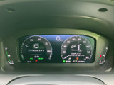 速度や車両情報がまとまって表示され、運転に必要な情報を確認しやすいメーターです。表示が見やすく、走行中も視線の移動を抑えて状態を把握しやすい構成で、日々の運転を支えます。