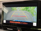 後方の映像に加えて目安となるガイド線が表示され、駐車時の後方確認をサポート。周囲の状況を目で確かめながら操作でき、車庫入れや切り返しに役立ちます。