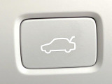 ●電動リアゲート:ワンタッチでリアゲートの開閉ができ、荷物などで両手が塞がっている状態でも簡単に開閉ができる便利機能です。