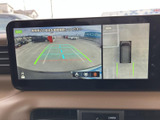 車両周辺の映像と俯瞰表示を画面で確認でき、駐車時の周囲の状況把握をサポートします。表示を見ながら周囲を確認できるため、駐車が苦手な方や狭い場所での停車にも心強い装備です。