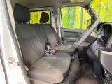 運転席まわりには十分なスペースがあり、大柄な方でもゆったり運転していただける環境です。