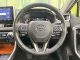 インテリアに合わせたデザインのステアリングは、運転される方のことも考え、運転しやすい形状、大きさです。是非一度、実際に触ってお確かめください。
