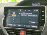 テレビのチャンネルや番組情報を画面上で確認でき、停車中の待ち時間に映像を視聴したい場面で活用できます。全画面表示や視聴設定などの項目もあり、必要に応じて画面表示を選べます。