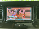 停車中にテレビ番組などの映像を楽しめる画面を備えています。手元のボタンで操作でき、休憩時間の過ごし方に幅が広がる便利な装備です。