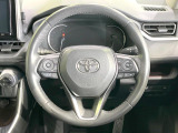 インテリアに合わせたデザインのステアリングは、運転される方のことも考え、運転しやすい形状、大きさです。是非一度、実際に触ってお確かめください。