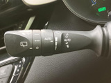前後のワイパーに関する表示やAUTOの表記があり、必要な設定を確認しやすいレバーです。雨天時や後方の視界を確保したい場面で、状況に応じた操作に役立ちます。