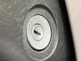 キーを差し込んで操作するタイプの始動部で、LOCK、ACC、ON、STARTの表示を確認できます。操作位置が目に入りやすく、始動時の手順も把握しやすい仕様です。