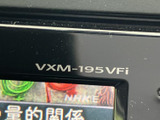 見やすい大きさのモニターを備え、画面上の情報を確認しやすい構成です。各種機能の表示や選択に活用でき、車内で必要な情報をひと目で把握したい場面にも便利です。