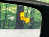 【ブラインドスポットモニタリング】走行中、ドアミラーの死角になりやすい箇所に後続車が接近するとサイドミラー付近に警告を表示、ドライバーに注意喚起をしてくれます。