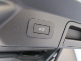 パワーテールゲートを装備しております。荷物の出し入れの際にボタン一つで開閉が可能です。上まで持ち上げる必要性がないため、お子様でも安全に開閉することができます。