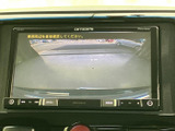 後方の映像を画面で確認でき、駐車時に車両後方の様子を把握するのに役立ちます。周囲の安全確認を補助する装備として、車庫入れや狭い場所での切り返しの際にも活用いただけます。