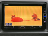 停車中にはテレビや映像を楽しめる画面を備えています。待ち時間のひとときにも活用でき、画面表示も確認しやすいため、車内で過ごす時間をより快適に演出します。