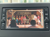 停車中にテレビ映像を楽しめる画面を備えています。お出かけ先での待ち時間などに活用でき、画面上から音源や各種メニューも選べるため、使いたい項目を確認しやすい仕様です。