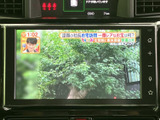 大画面のディスプレイで映像や各種表示を見やすく確認できます。画面周囲のボタンから操作でき、移動中も必要な情報へアクセスしやすい装備です。