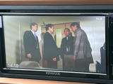 テレビ画面を備え、停車中に映像やテレビ番組を楽しめます。画面表示も見やすく、休憩時間や待ち合わせの合間など、車内で過ごす時間の選択肢が広がる便利な装備です。