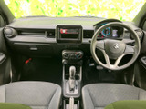 運転席から前方を見渡しやすいレイアウトで、座席まわりもすっきりとまとまっています。落ち着いた色合いのシートと広がりのある視界で、毎日の移動も快適です。