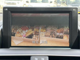 停車中にテレビ映像を楽しめる画面を備えています。休憩時間などに番組を視聴でき、車内で過ごすひとときにも活用いただけます。映像を楽しみたい方にうれしい装備です。