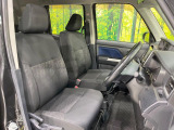 運転席シート廻りは使用感も少なく、良好な状態となっています。前オーナー様が丁寧に使っていたことがよくわかりますね。
