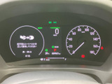 速度や燃料残量などの情報がまとまって表示され、運転中も必要な内容をひと目で確認しやすい構成です。表示の視認性にも配慮され、日々の運転をサポートします。ぜひご覧ください。