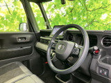 運転席まわりは前方から左右まで見渡しやすく、視界の広さが感じられるレイアウトです。シートやドア内側は落ち着いた色合いでまとまり、毎日の乗り降りにもなじみやすい空間です。
