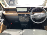 視線を遮りにくい広めのフロントガラスと、すっきり見渡せる運転席まわりが印象的です。左右のシートは明るい色合いで、前席に座る方にもなじみやすい室内空間です。