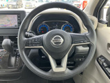 ステアリングには複数のスイッチが配置され、運転姿勢を保ちながら必要な操作を行いやすい構成です。メーターやナビ画面と合わせて、日常の運転を便利にサポートします。